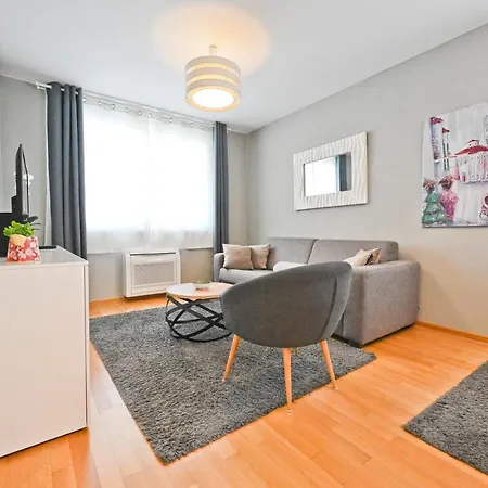 2 & Free Genius Private Parking זאדאר