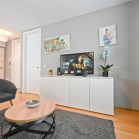 2 & Free Genius Private Parking זאדאר