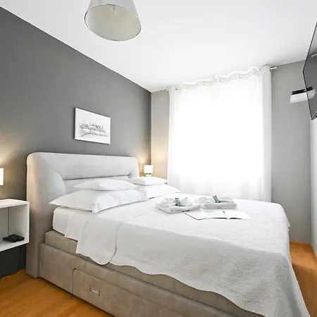 2 & Free Genius Private Parking *