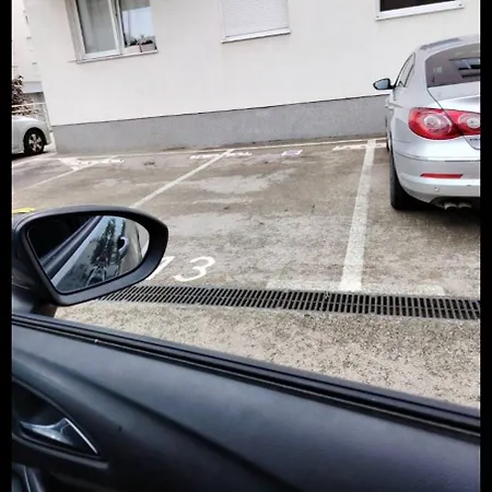 Apartment 2 & Free Genius Private Parking *